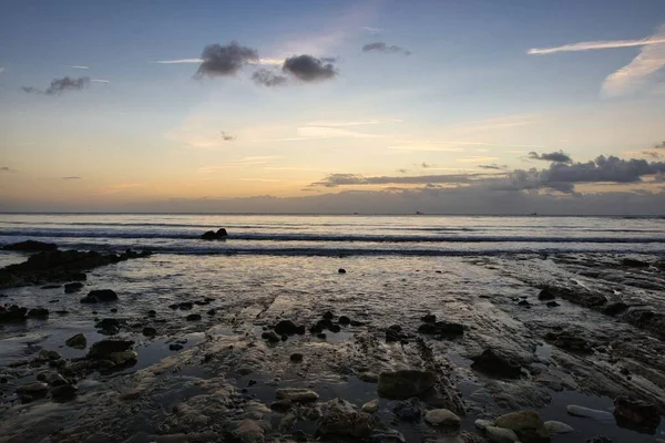 Пляж Полный Камней Спокойным Морем Заднем Плане Вечером — стоковое фото