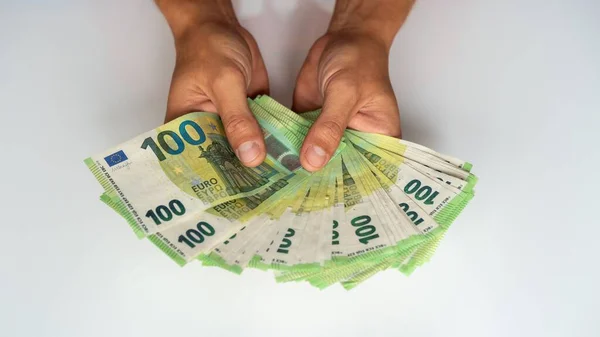 Una Mano Sosteniendo Una Pila Billetes 100 Euros Sobre Fondo —  Fotos de Stock