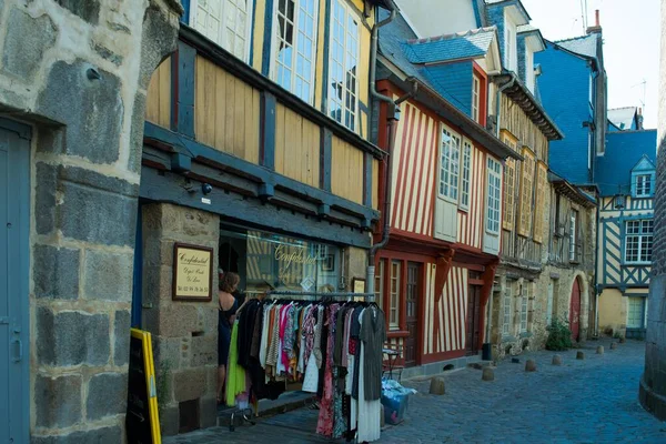 Žena Která Obléká Věšáku Městský Život Rennese Francii — Stock fotografie