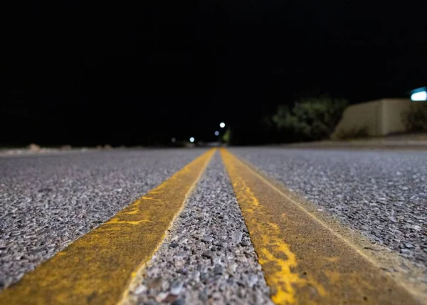 Eine Selektive Nahaufnahme Der Straßenlinie Der Nacht — Stockfoto
