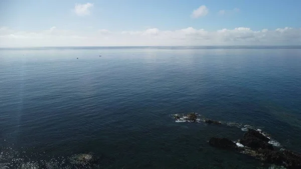 岩の多い海岸と青い海の空中風景 — ストック写真
