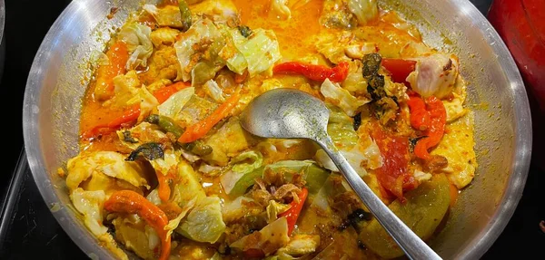 Tütsülenmiş balık, baharat, domates, zerdeçal gibi geleneksel Endonezya mangut balığının yakın plan çekimi.