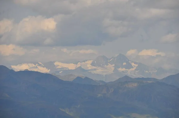 Nagy Hegyek Alpok Olaszországban Borított Alatt Felhős Nap Folyamán — Stock Fotó