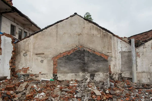 Closeup Shot Old Building Construction Waste Rural Area Gloomy Sky — Stock Photo, Image