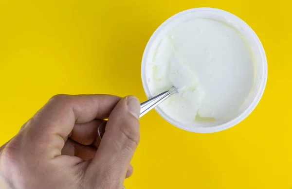 Uma Visão Superior Mão Uma Pessoa Segurando Uma Colher Iogurte — Fotografia de Stock