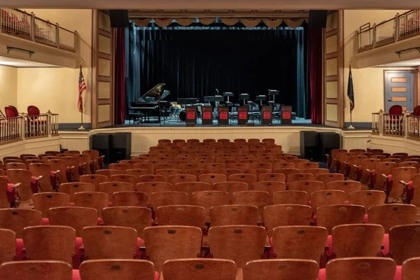 Ein Leerer Theatersaal Mit Klavier Und Musikinstrumenten Auf Der Bühne — Stockfoto