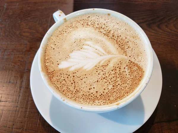 Eine Tasse Heißen Köstlichen Cappuccino Auf Dem Tisch Nahaufnahme — Stockfoto