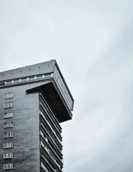 多云天气下华沙后苏联式住宅的垂直低角灰度拍摄 — 图库照片