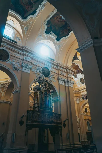 Une Verticale Intérieur Luxueux Décoré Plafond Une Église Sulmona Italie — Photo