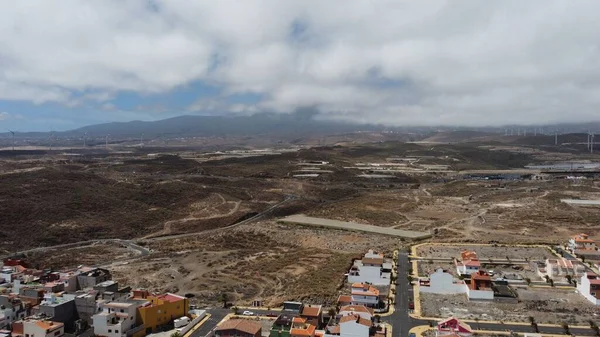 Eine Drohnenaufnahme Der Stadt Jaca Mit Berg Und Wolkenverhangenem Himmel — Stockfoto