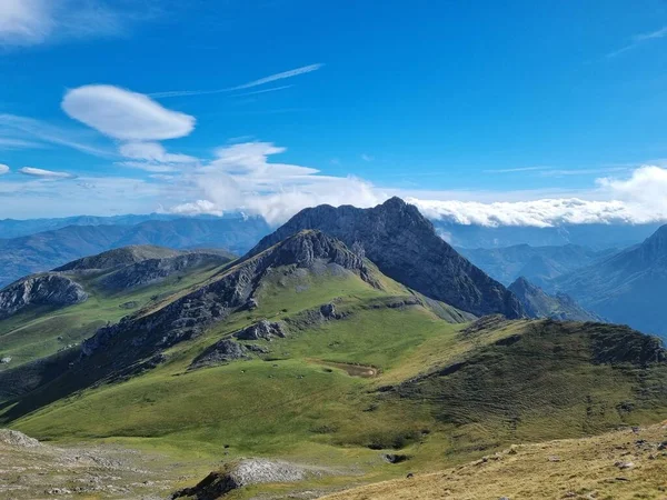 Asturias Spanya Mavi Gökyüzünün Altındaki Yeşil Tepelerin Güzel Bir Manzarası — Stok fotoğraf