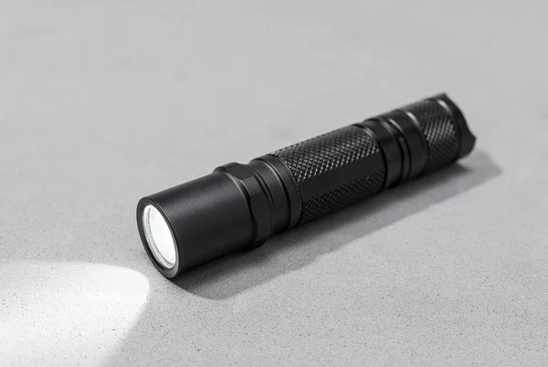 Nowoczesne Aluminium Led Pocket Flashlight Przełącznik Izolowane Szarym Tle — Zdjęcie stockowe