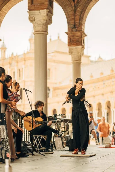 Genç Bir Bayanın Sevilla Spanya Bir Kalabalığın Önünde Müzisyenlerle Dans — Stok fotoğraf