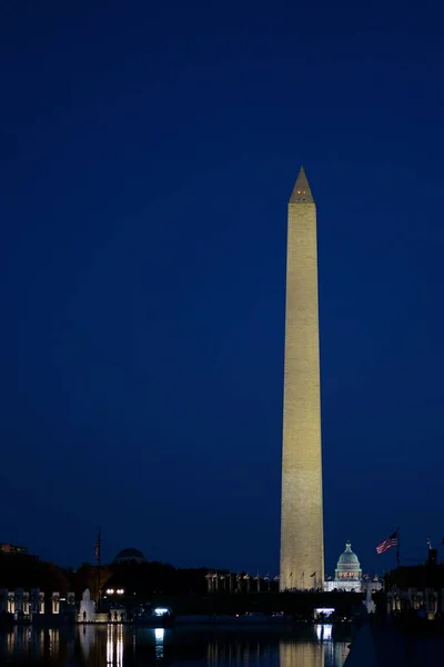 华盛顿纪念馆和国会大厦在夜间 — 图库照片