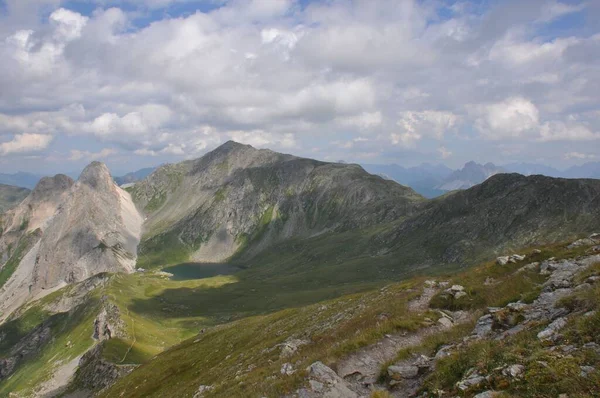 Bellissimo Paesaggio Grandi Montagne Delle Alpi Italia Sotto Cielo Nuvoloso — Foto Stock