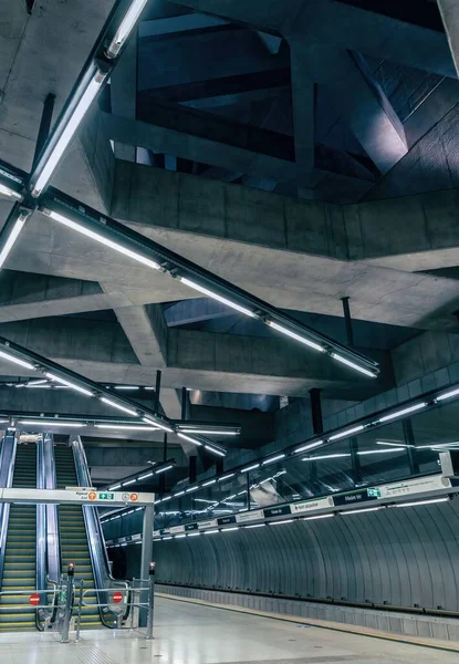 Una Toma Vertical Estación Fovam Ter Línea Metro Budapest Hungría — Foto de Stock