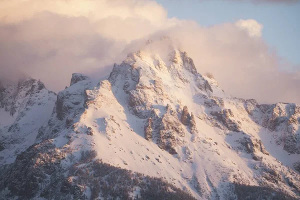 晴れた日に雲の後ろに隠れているグランド テトン山脈の雪の山 — ストック写真