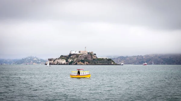 Alcatraz Een Bewolkte Ochtend Met Een Kleine Gele Ambachtelijke Passeren — Stockfoto