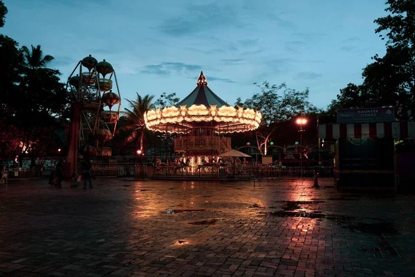 Carrusel Por Noche Feria Danga Bay Con Luces Brillantes Que — Foto de Stock