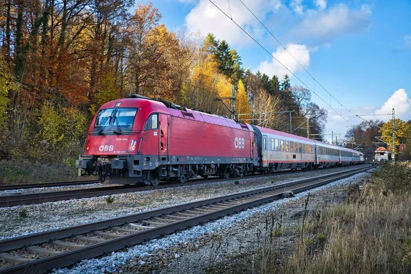 Modern bir yük treni Assling 'den geçiyor.