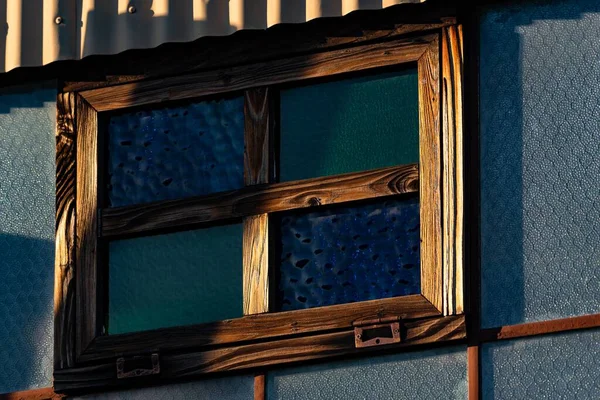 Крупный План Красочного Витражного Окна Деревянной Рамой Здании — стоковое фото
