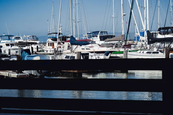 San Fransisco Jachthaven Bay Area Met Zeilboten Afgemeerd Houten Hek — Stockfoto
