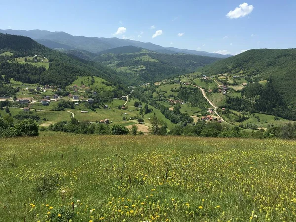 Village Dans Les Montagnes Verdoyantes Été — Photo