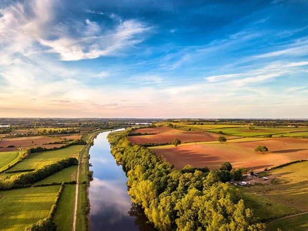 Luftaufnahme Eines Flusses Inmitten Des Feldes Mit Hohen Bäumen Und — Stockfoto