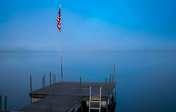 Abd Nin Maine Şehrinde Okyanusta Ahşap Bir Rıhtımdaki Amerikan Bayrağı — Stok fotoğraf