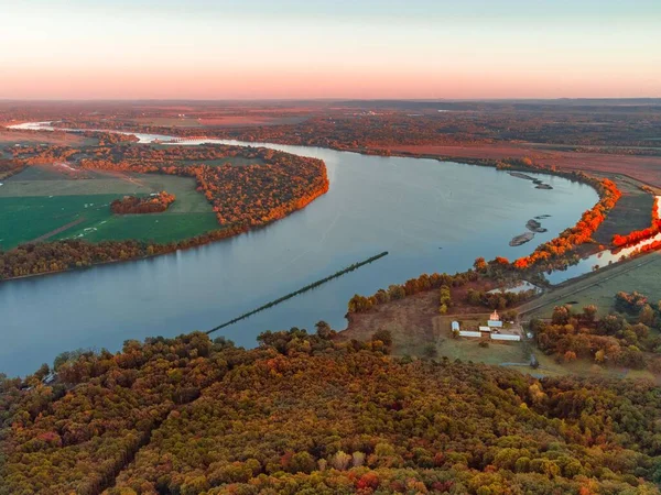秋の野原を流れる川の空中ドローン — ストック写真