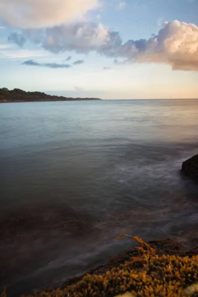 Akşamları Arka Planda Sakin Bir Deniz Olan Kayalarla Dolu Bir — Stok fotoğraf