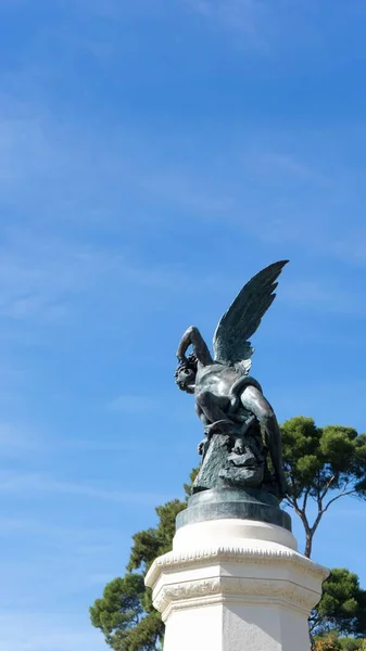 スペイン マドリードのレティーロ公園にある堕天使の彫像の垂直低角度ショット — ストック写真