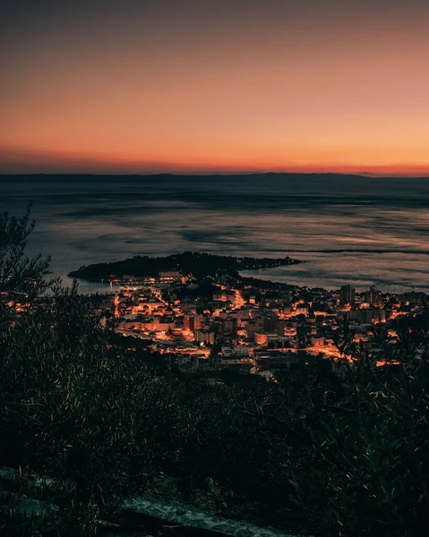 Eine Aufnahme Einer Stadt Bei Sonnenuntergang Mit Eingeschaltetem Licht Makarska — Stockfoto