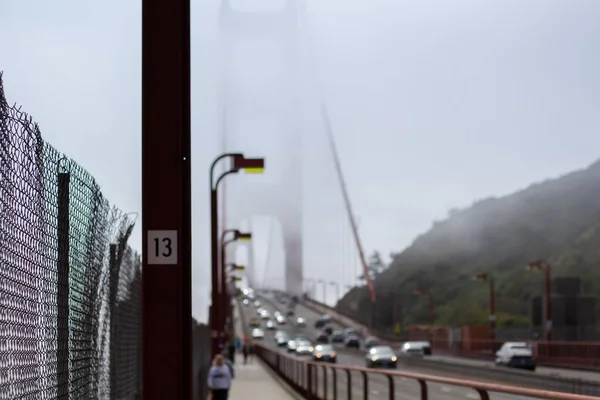 霧の中 サンフランシスコのゴールデンゲートブリッジに13番の金属製の棒 — ストック写真