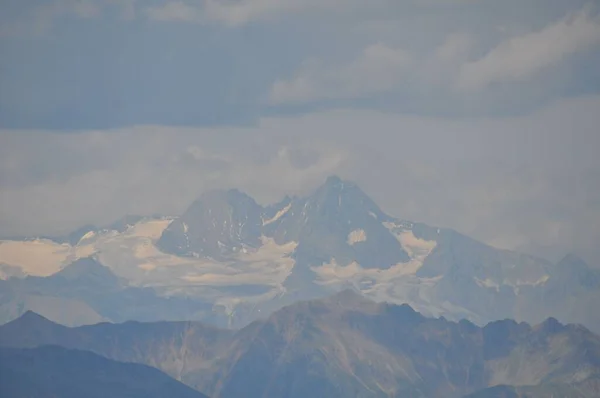 Grote Bergen Van Alpen Italië Bedekt Met Sneeuw Onder Bewolkte — Stockfoto