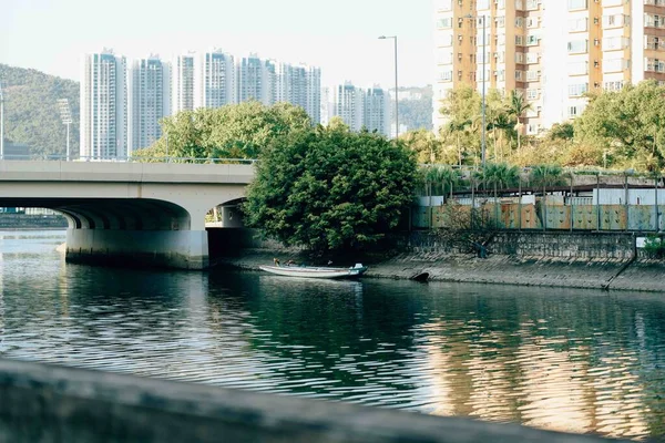 市内の運河に架かる橋 — ストック写真