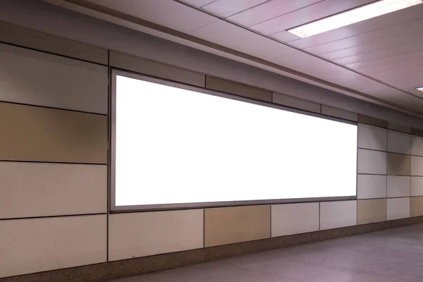 Довгий Порожній Коридор Білими Екранами Стіні — стокове фото