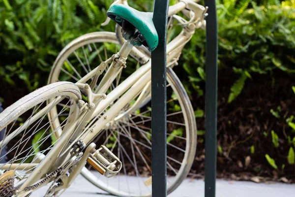 Großaufnahme Eines Fahrrads Das Einer Stange Auf Der Straße Lehnt — Stockfoto