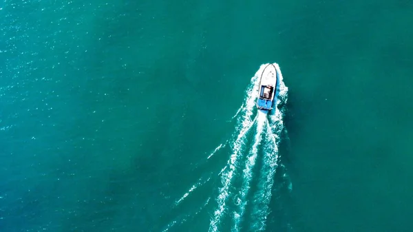 Uma Vista Aérea Navio Dirigindo Mar Azul Com Espaço Cópia — Fotografia de Stock