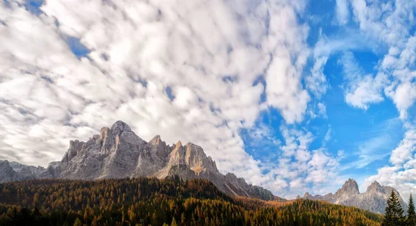 Malebný Pohled Krajinu Dolomit Pod Nádhernou Oblohou — Stock fotografie