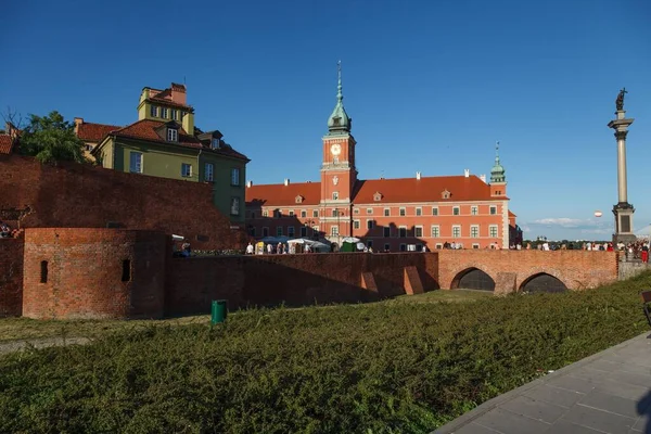 Historická Budova Královského Hradu Vedle Varšavských Barbarských Středověkých Hradeb Polsko — Stock fotografie