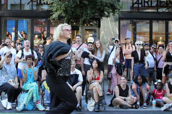 Moda mankeni ve seyirci Granville caddesinde, Vancouver, Kanada 'da bir gösteri sırasında