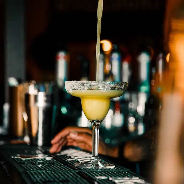 Cocktail Ett Bord Bar Med Vätska Som Hälls Den — Stockfoto