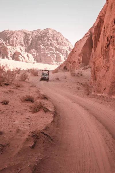Een Auto Rijden Wadi Rum Jordanië — Stockfoto