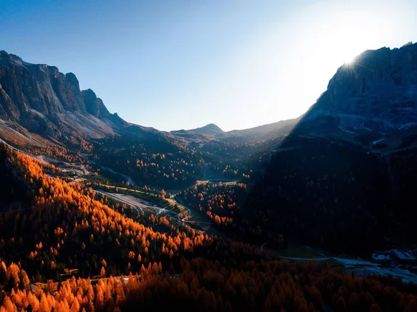 Ένα Όμορφο Τοπίο Από Βουνά Και Δάση Μια Ηλιόλουστη Μέρα — Φωτογραφία Αρχείου