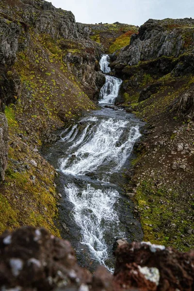 Вертикальный Снимок Водопада Текущего Скалистому Ручью — стоковое фото