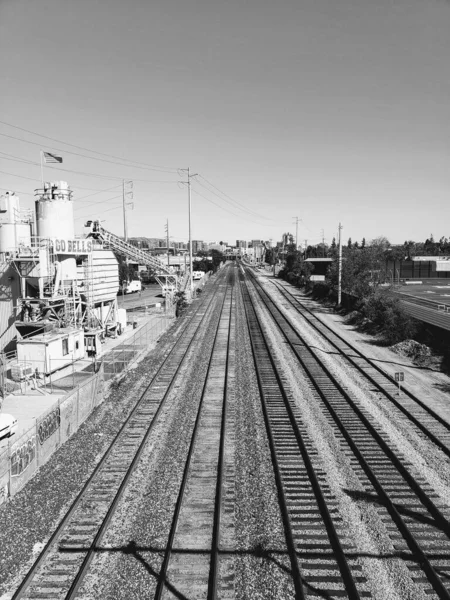 Ένα Κάθετο Γκρι Πλάνο Των Σιδηροδρόμων Μια Ηλιόλουστη Μέρα — Φωτογραφία Αρχείου