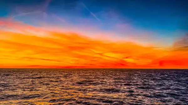 Ein Malerischer Blick Raue See Unter Einem Brennenden Himmel Sonnenuntergang — Stockfoto