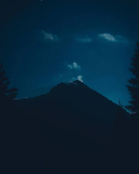 Вертикальный Снимок Силуэта Горы Против Звездно Голубого Неба — стоковое фото