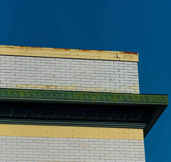 Krásný Záběr Barevnou Starou Budovu Pozadí Modré Oblohy — Stock fotografie